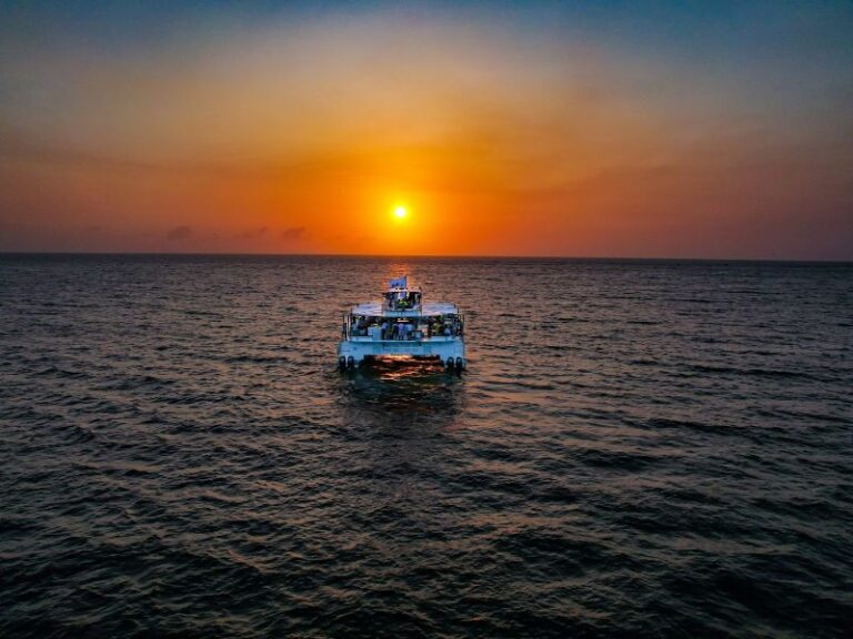 UN BELLO ATARDECER CATAMARAN FLAMANTE