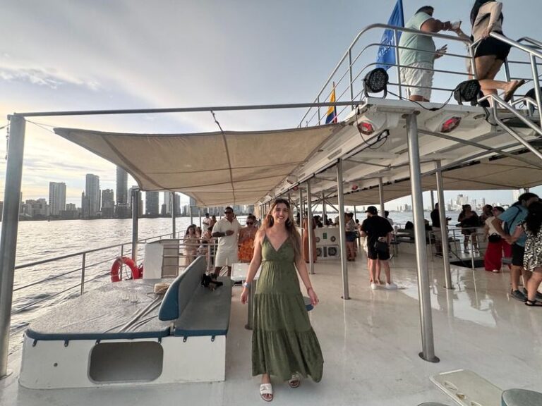 DISFRUTANDO EL ATARDECER CATAMARAN FLAMANTE