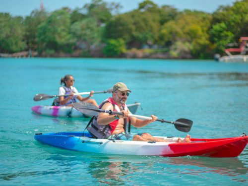 Actividad de kayak en las aguas turquesas de las Islas del Rosario