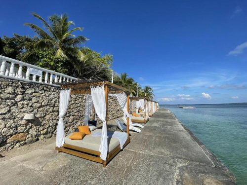 Zona de descanso con cama balinesa en Cocoliso Island