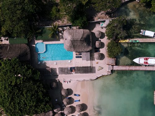 Vista aérea de las instalaciones y la piscina.