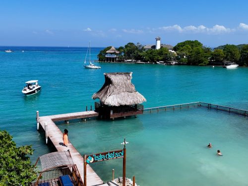 Isla del Sol y muelle sobre el mar Caribe.