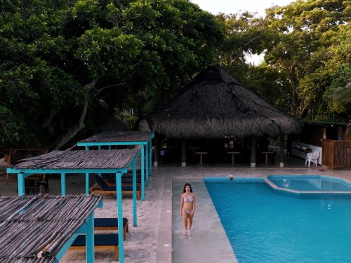 Piscina y zona de descanso frente al mar.