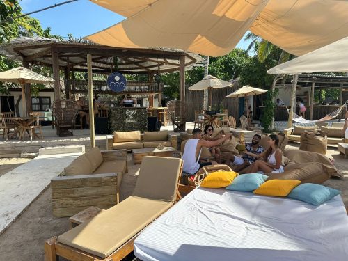 Zona de restaurante y camas de playa con vista al mar. MANGATA