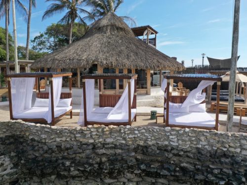 Cama balinesa frente al mar en mangata beach un club de playa.