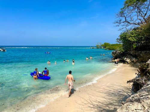 Playa de arena blanca y aguas cristalinas en las Islas del Rosario.