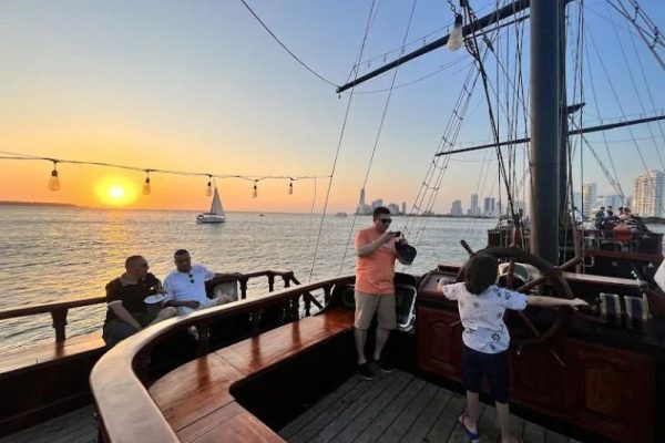 ATARDECER EN EL BARCO PIRATA