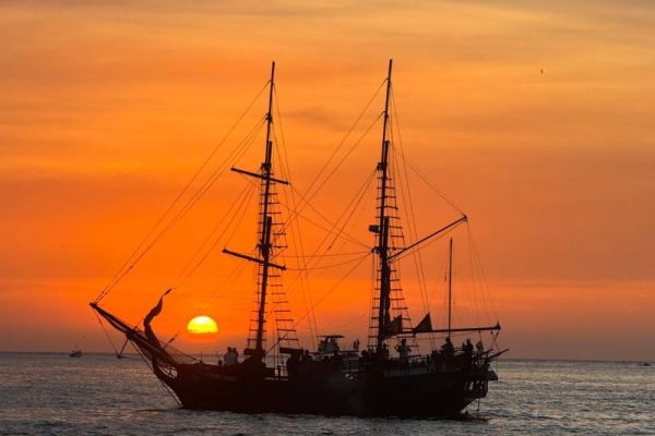 ATARDECER BARCO PIRATA