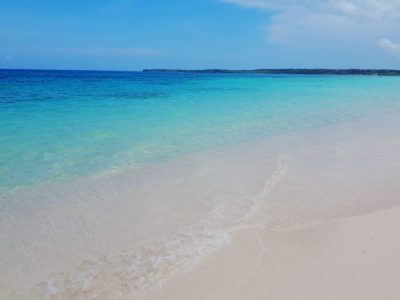 Aguas cristalinas y arena blanca en Playa Blanca Barú