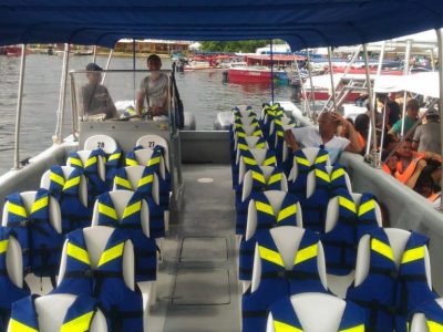 Pasajeros durante el recorrido en lancha hacia las Islas del Rosario