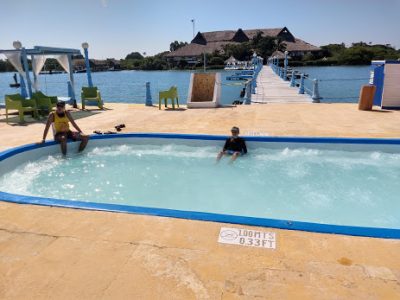 DISFRUTANDO LA PISCINA