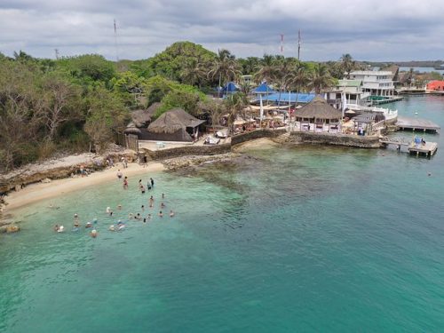 Vista aérea de la playa y las instalaciones del club en Mangata.