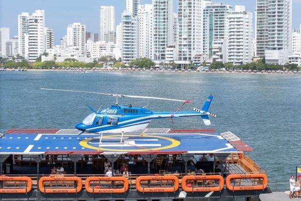 despegando helicoptero en la bahia