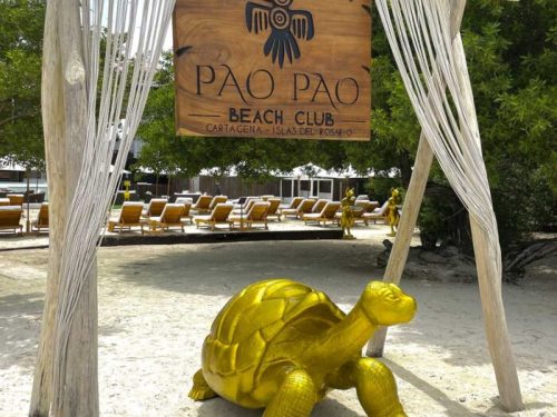 Entrada de Pa’ Pao Beach Club con decoración tropical.