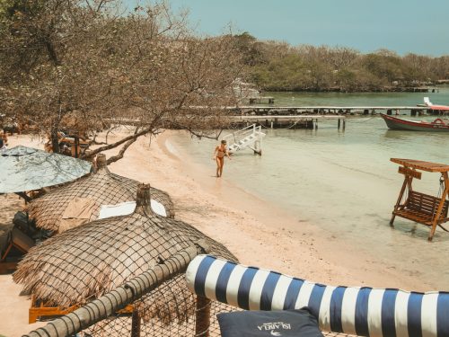 Tumbonas sobre la arena junto al mar Caribe