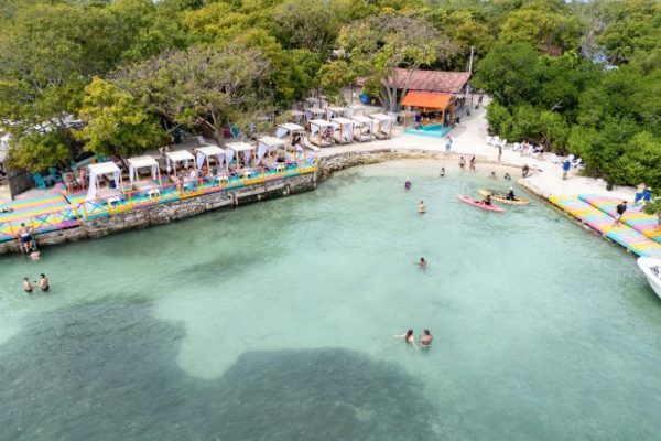 Vista aérea de una playa de aguas turquesas en Cartagena top islas del rosario