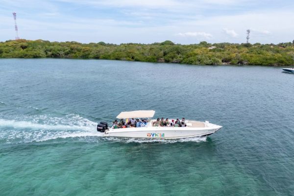 Lancha deportiva navegando por las aguas del Caribe colombiano