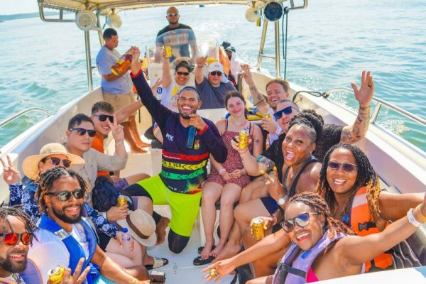Grupo de viajeros disfrutando una excursión en lancha top lux