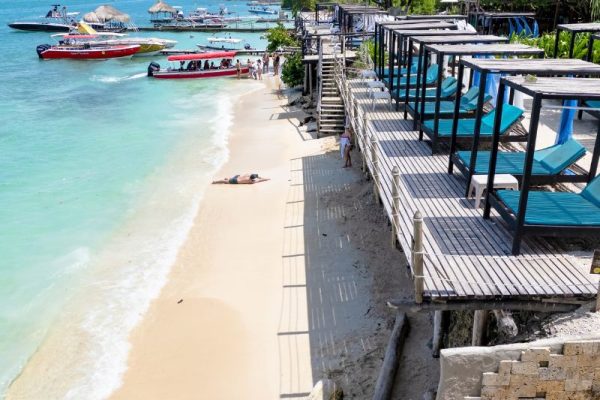 Pasarela de madera junto a un club de playa caribeño
