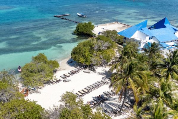 Vista aérea de una isla privada con playa y vegetación tropical en el Caribe colombiano
